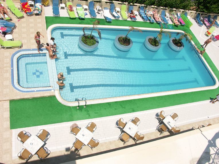 Nikos Hotel มาเลีย ภายนอก รูปภาพ