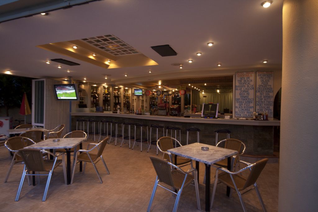 Nikos Hotel มาเลีย ภายนอก รูปภาพ