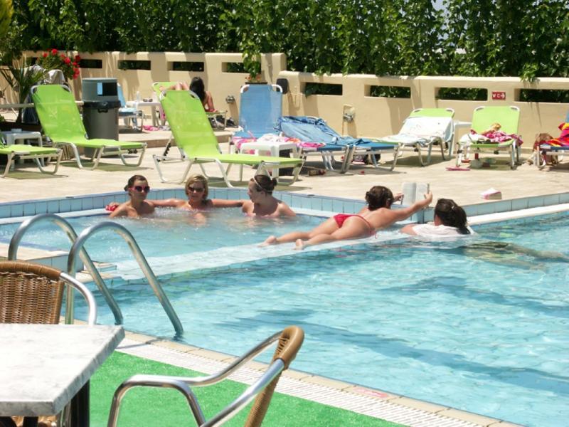 Nikos Hotel มาเลีย ภายนอก รูปภาพ