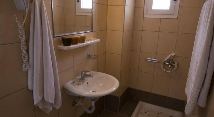 Nikos Hotel มาเลีย ภายนอก รูปภาพ